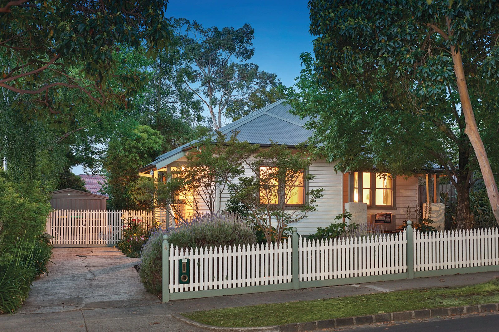 4 Carlyle Crescent, Mont Albert, VIC