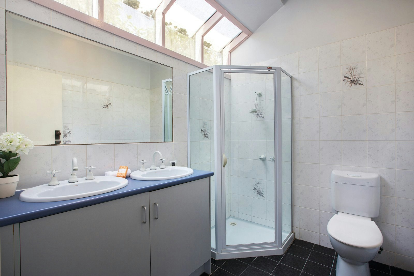 4 Carlyle Crescent, Mont Albert, VIC