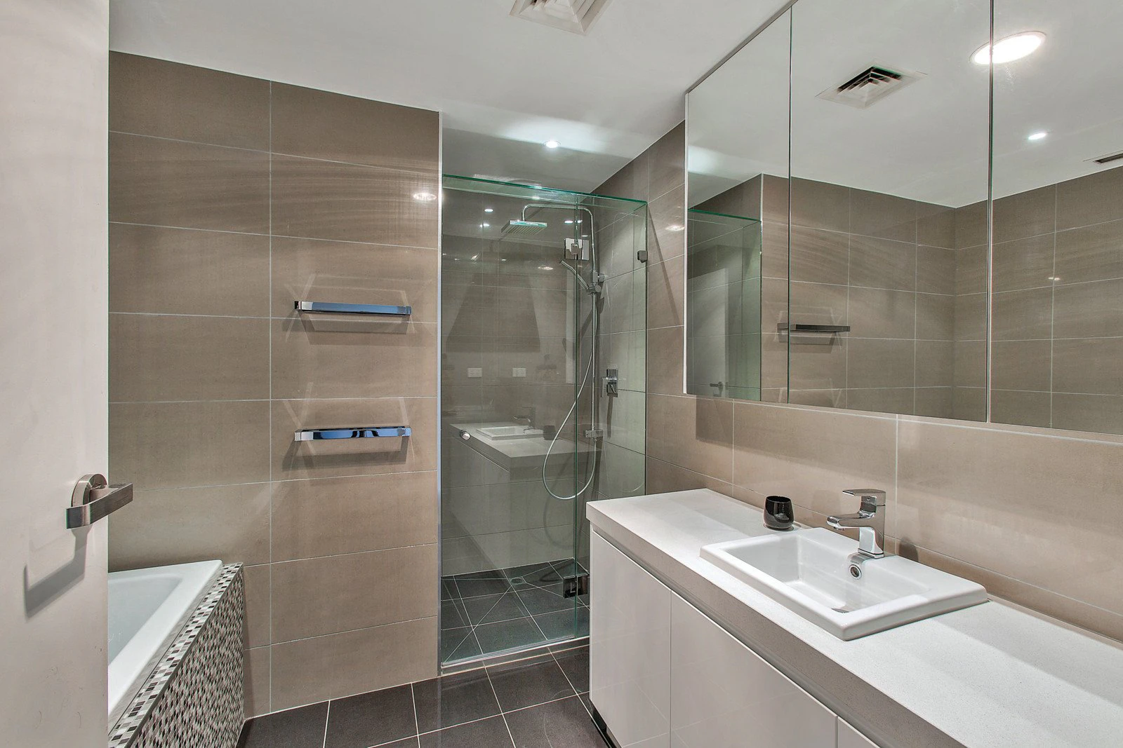 28/73 Queens Road, Melbourne, VIC