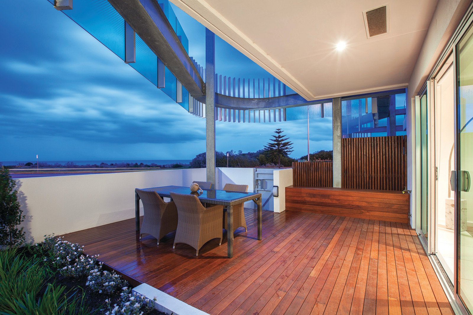 32/15 Beach Road, Hampton - Image 1