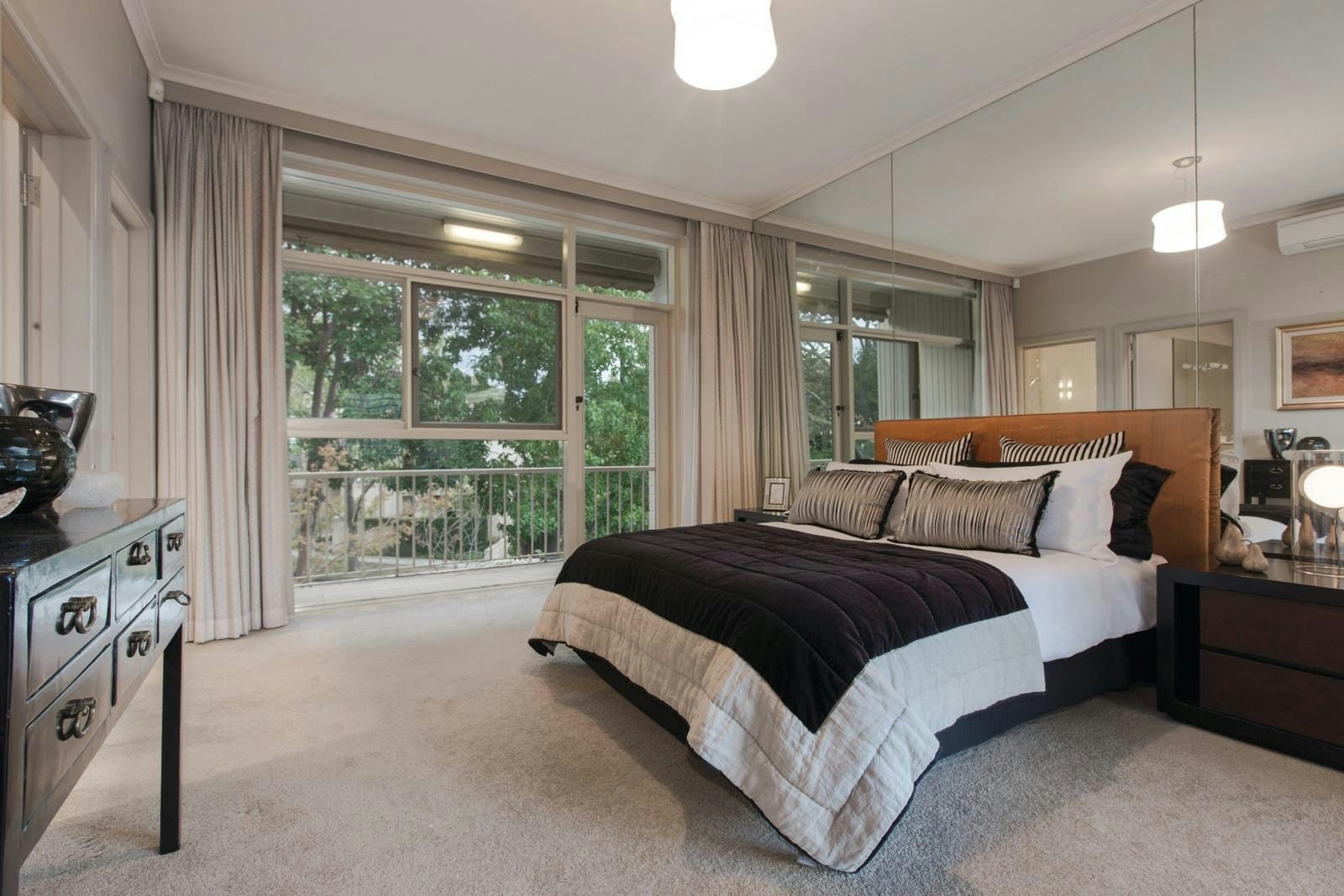 4 Woorigoleen Road, Toorak, VIC