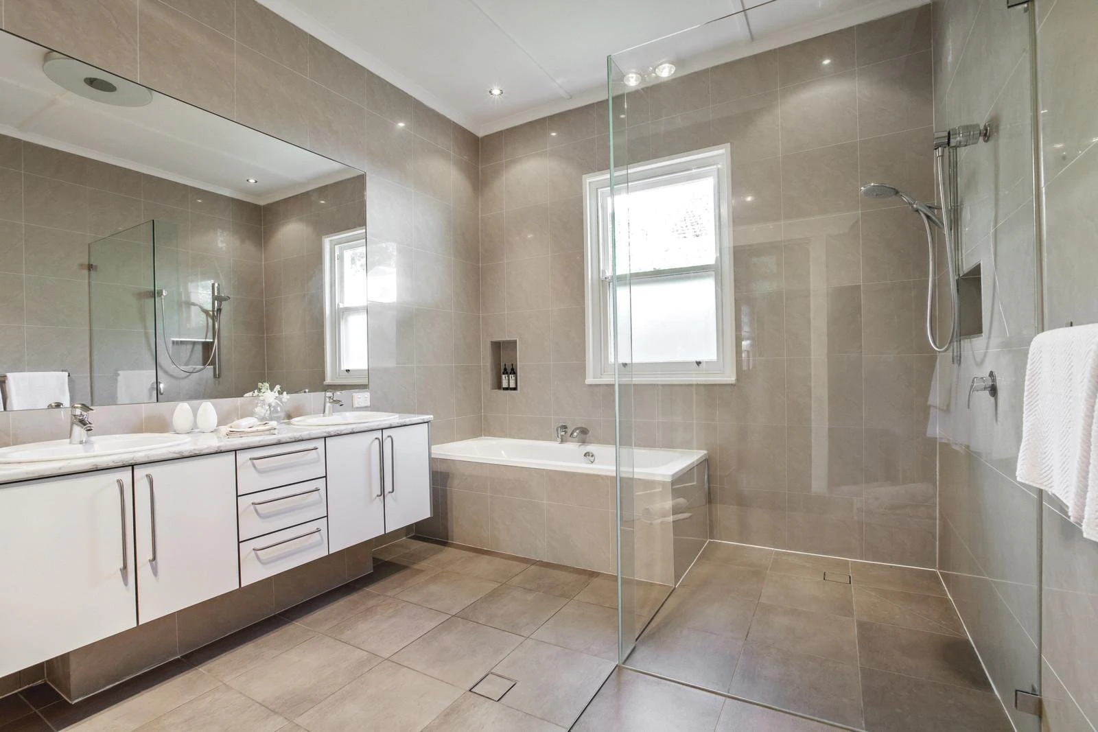 2 Heatherleigh Place, Malvern East, VIC