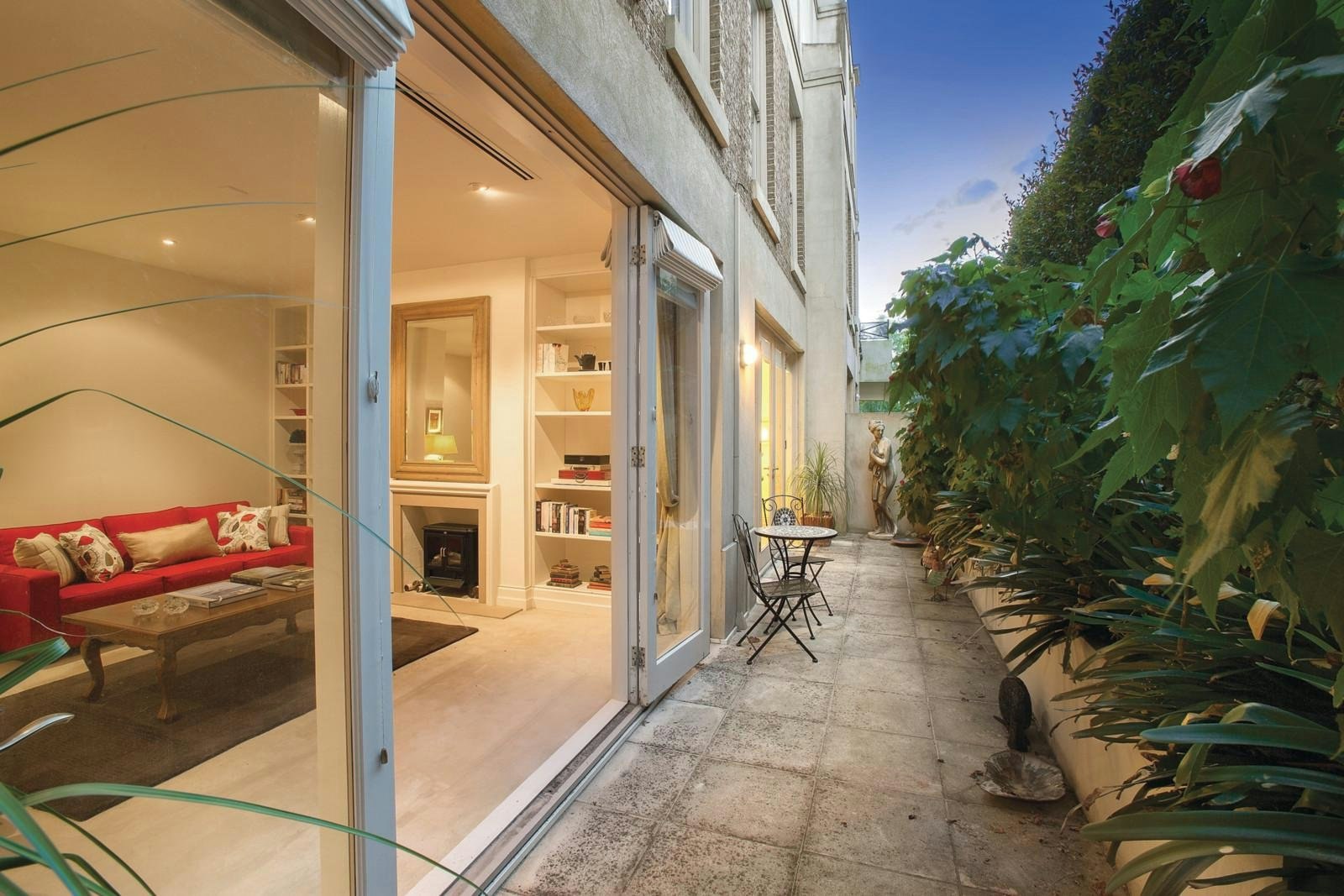 2/6 Mathoura Road, Toorak, VIC