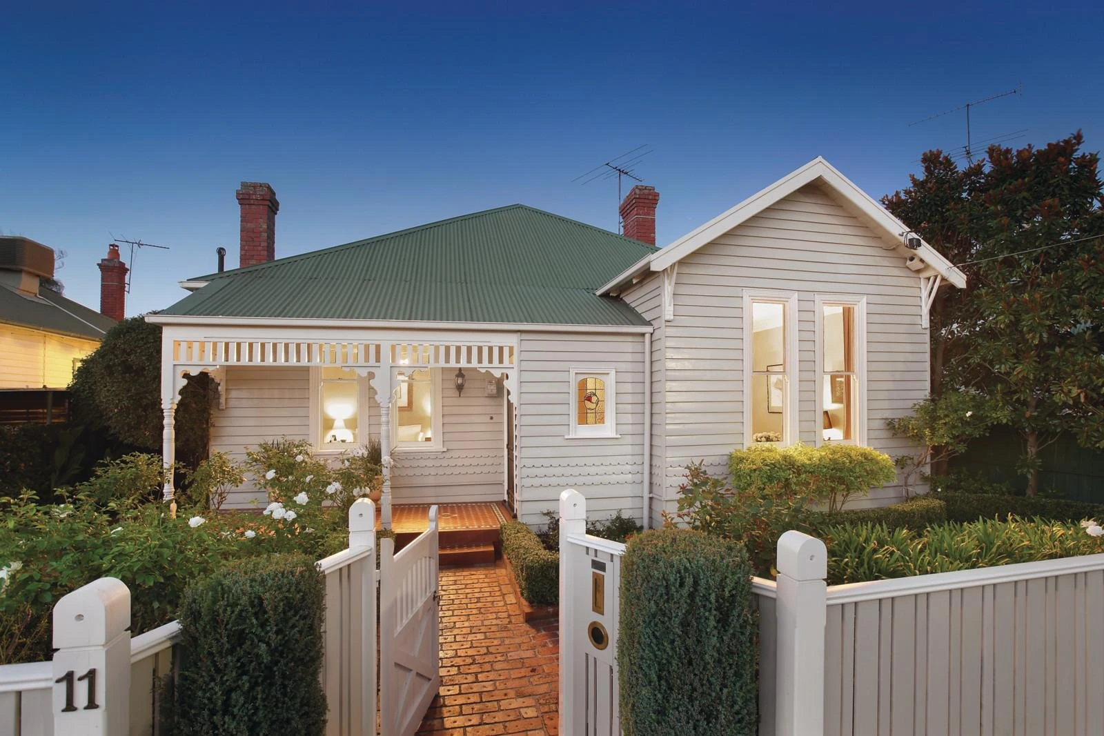 11 Holywood Grove, Carnegie, VIC
