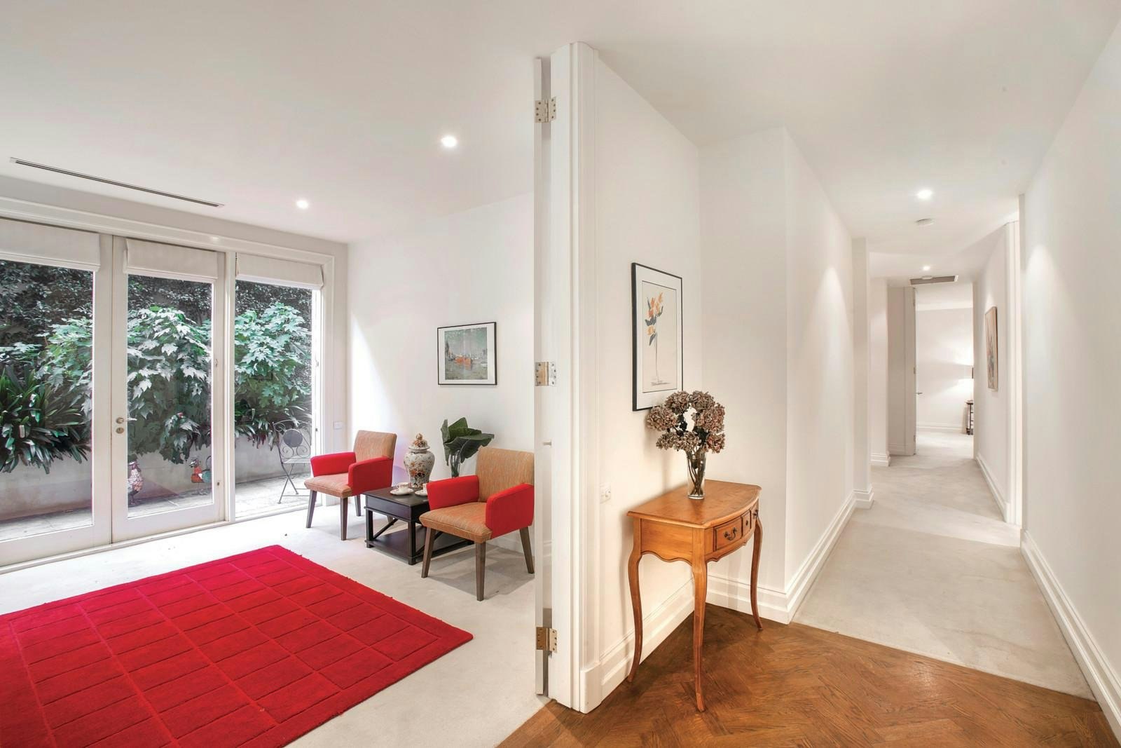 2/6 Mathoura Road, Toorak, VIC