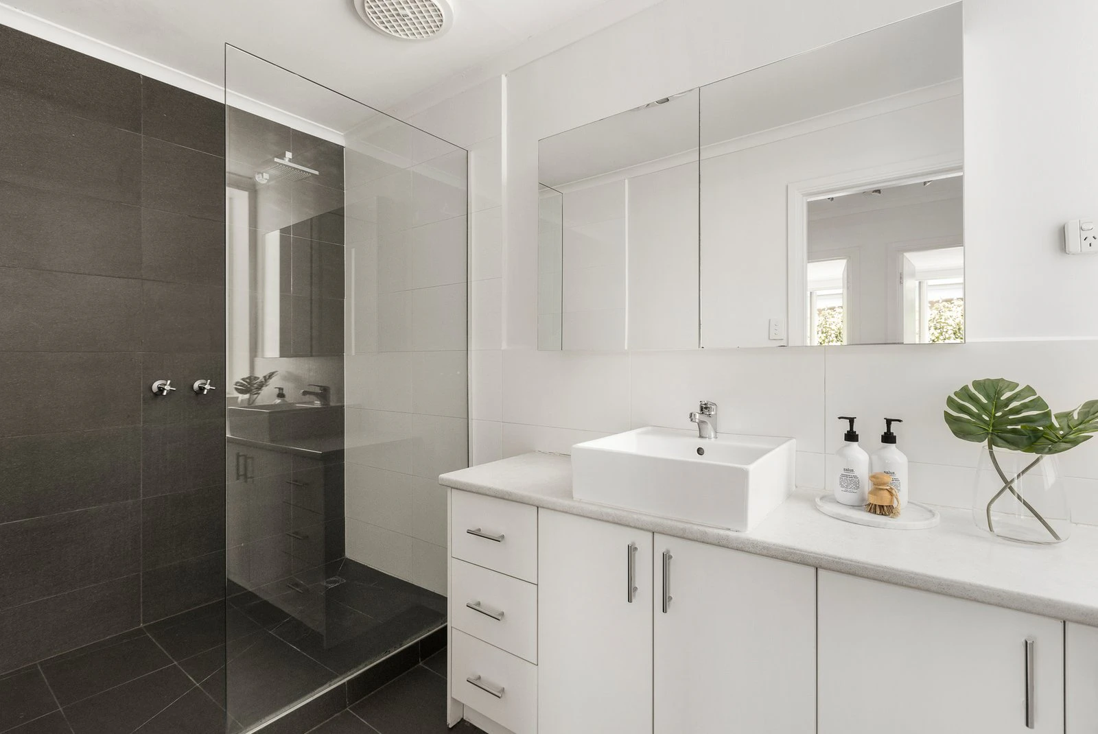 9/24 Tintern Avenue, Toorak, 3142
