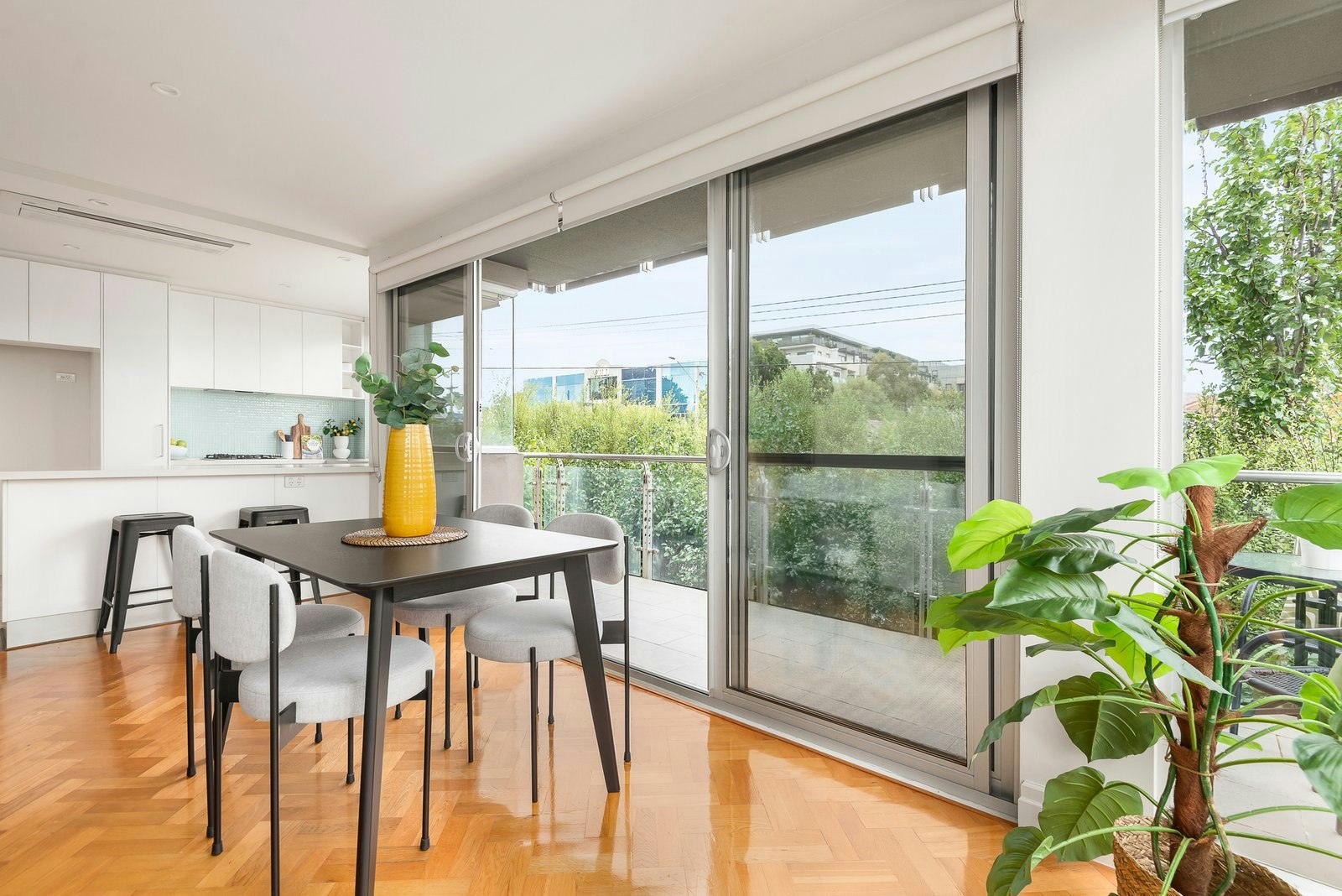 4/885-889 Doncaster Road, Doncaster East, 3109