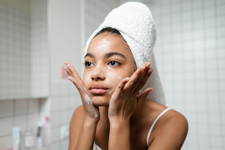 an image of How do I build a hygiene routine with my daughter during puberty? article