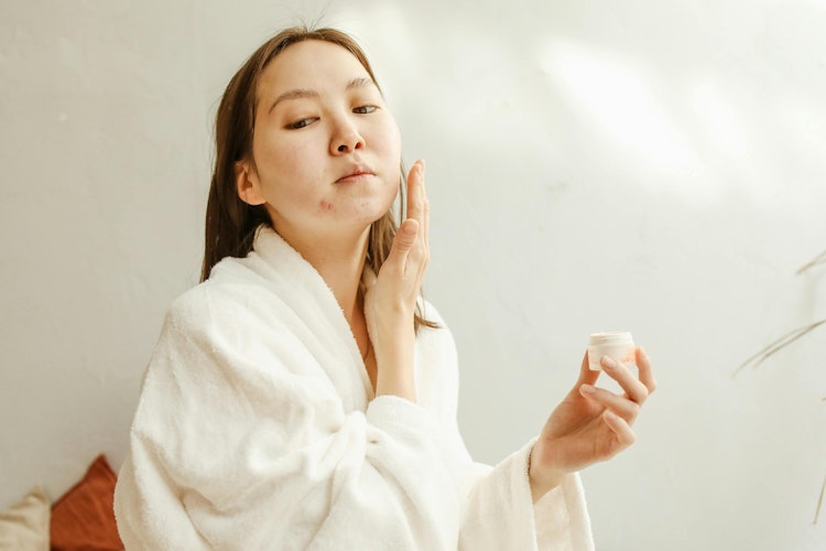 an image of When should my daughter see a doctor about her acne? article