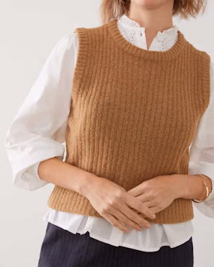 Como combinar um colete ou suéter sem mangas