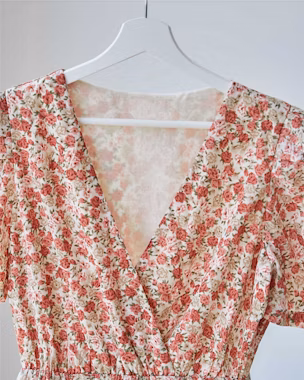 Os melhores tops de verão para mulheres com seios grandes Lookiero