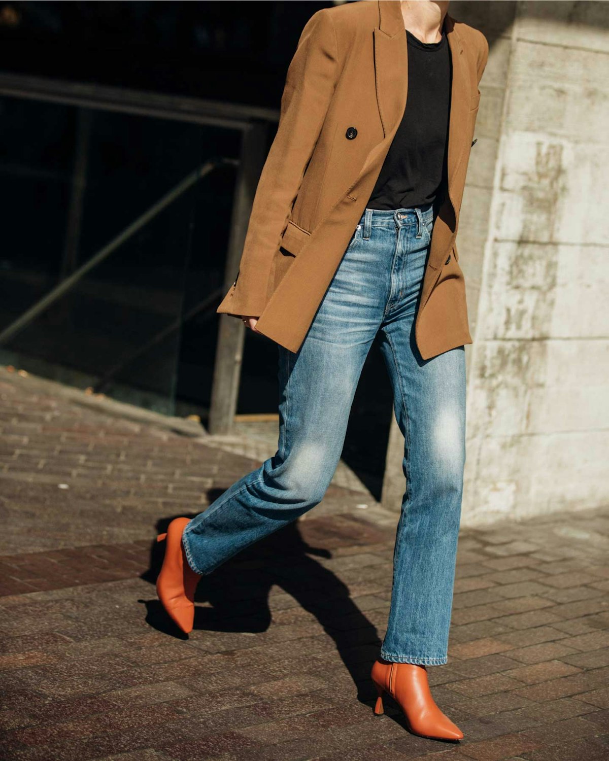 Look con jeans e stivaletti la tendenza di questa stagione
