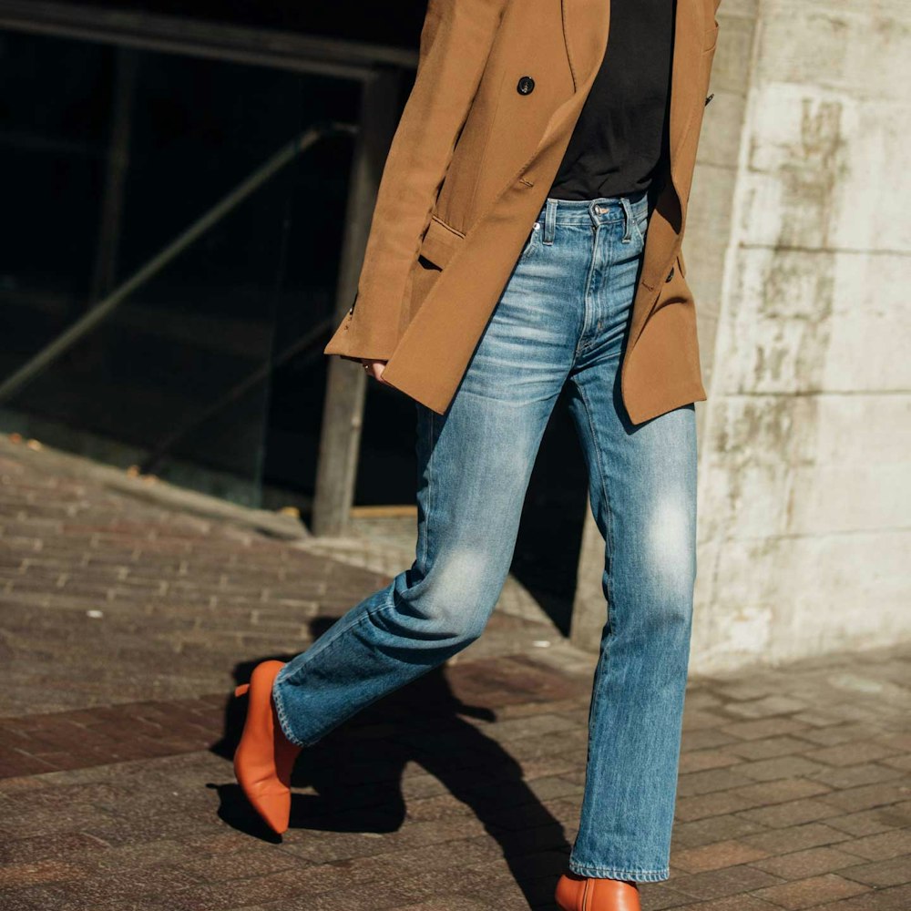 Combinar botines y jeans para una temporada con estilo