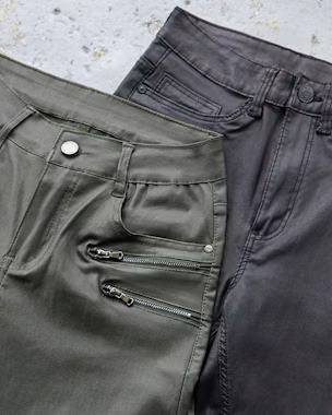 combine calças com efeito de couro