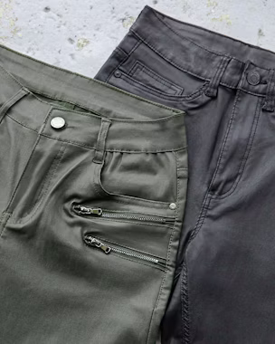 combine calças com efeito de couro