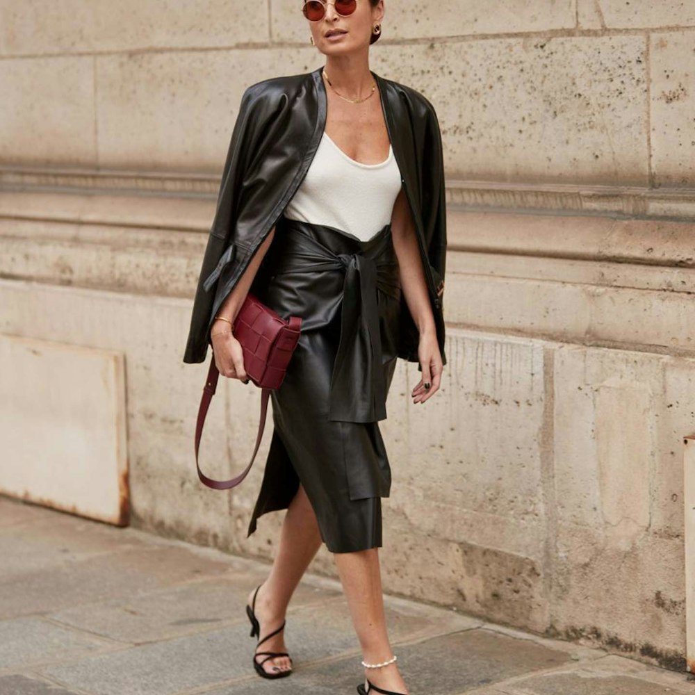 Comment porter la jupe en cuir cet automne Le guide ultime