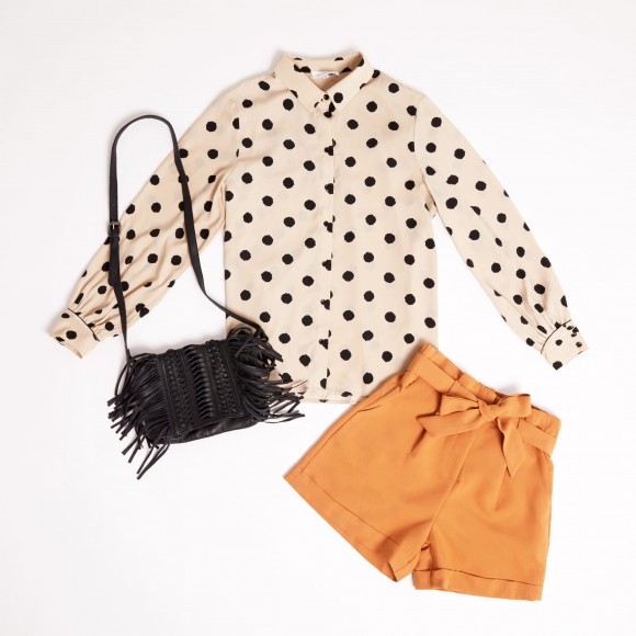 Combinar blusa negra con lunares blancos outlet