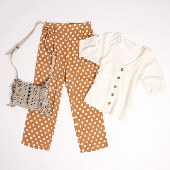 Pantalón palazzo de lunares beige con blusa blanca