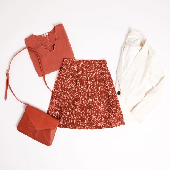 Falda de topos con cazadora denim blanca