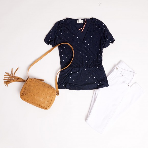 Top de lunares con pantalón denim blanco