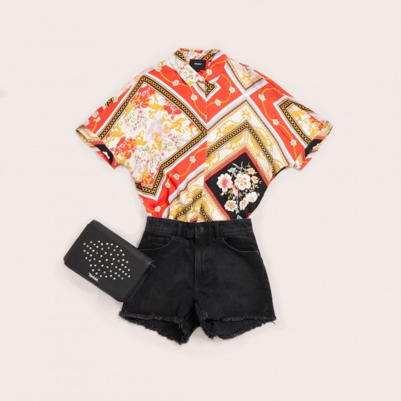 Look de shorts negros y camisa estampada para FIB festival