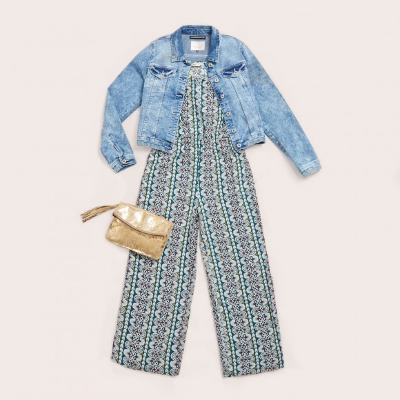Look con jumpsuit holgado y chaqueta vaquera para Mad Cool