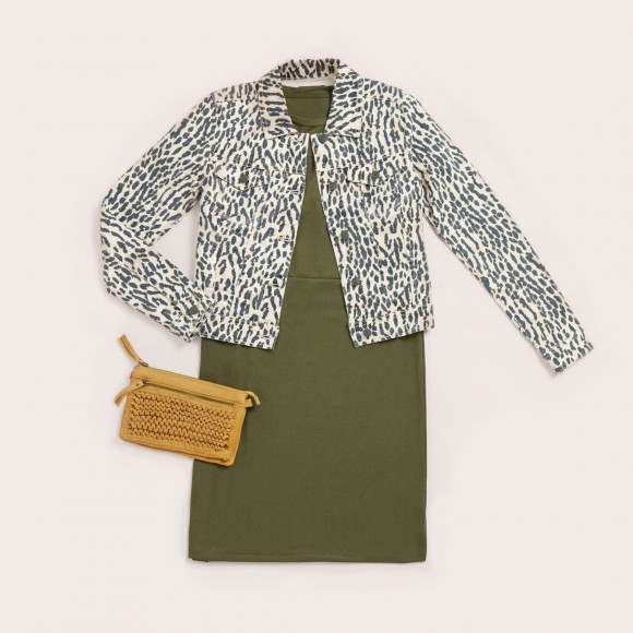 Look con vestido verde y chaqueta denim de leopardo para Sonar festival