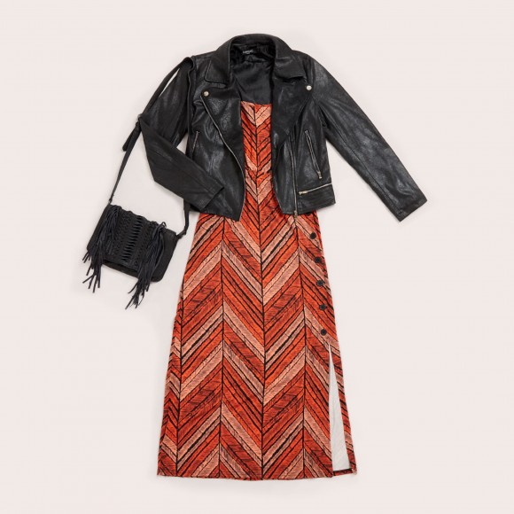 Look con vestido largo estampado y chaqueta de cuero negra para Rock Fest