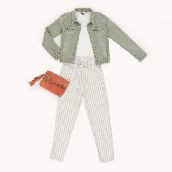 look pantalón fluido rayas y chaqueta denim