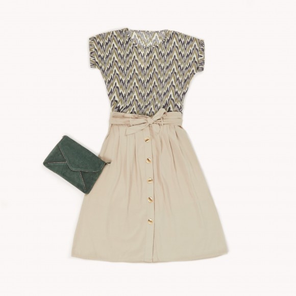 look con falda midi beige y top estampado geométrico