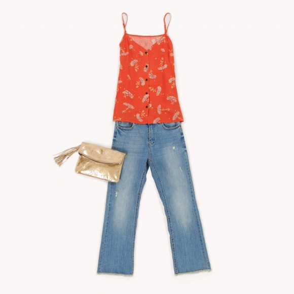 look top colorido y mom jeans