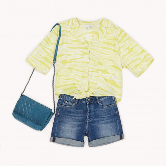 Look camisa color cítrico y shorts vaqueros