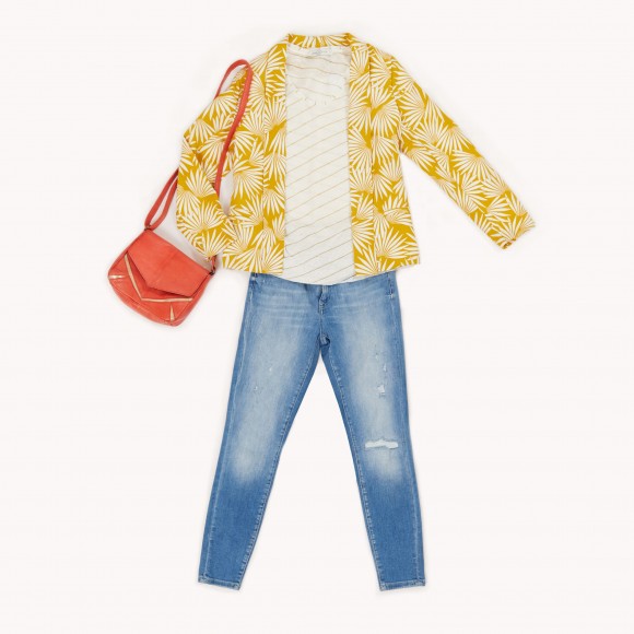 look con blazer amarilla y jeans