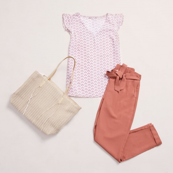 look de pantalón fluido y top estampado para comida de empresa en verano