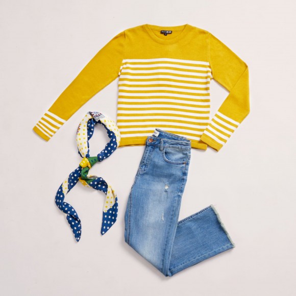 look mom jeans con jersey de rayas amarillo