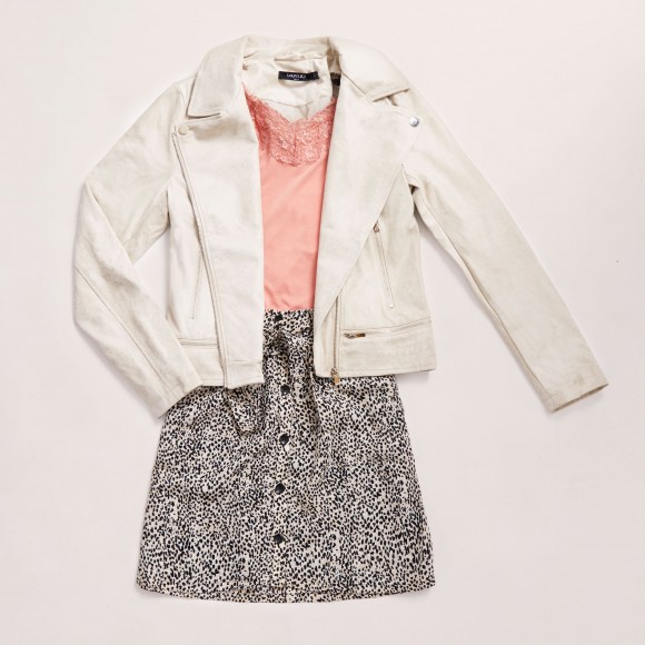 look con falda recta animal print y top lencero para tarde afterwork