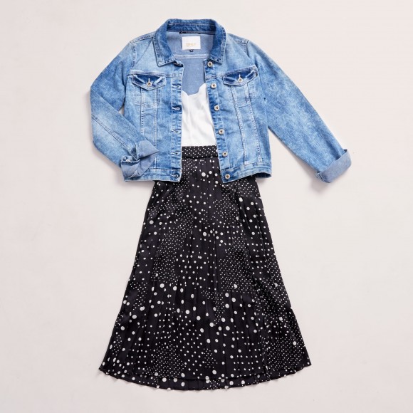 look con falda midi y cazadora denim para cena informal en verano