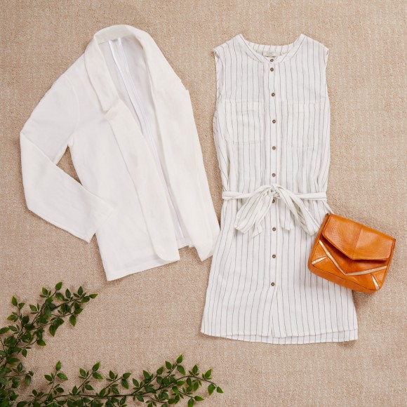 Look con vestido de rayas blancas y negras