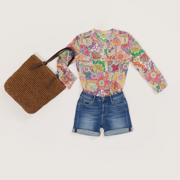 Looks con short vaquero y camisa paisley
