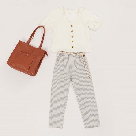 Look con pantalón de rayas y blusa blanca