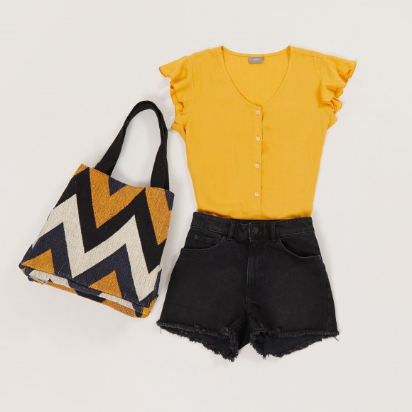 Look con short negro y top amarillo