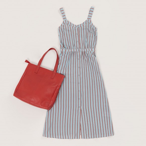 Look con vestido midi de rayas