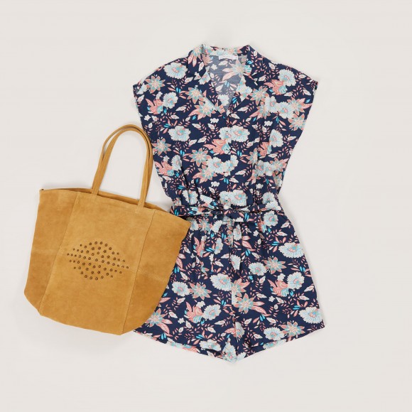 Look con jumpsuit corto de flores