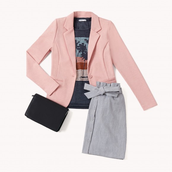 blazer rosa y camiseta serigrafiada