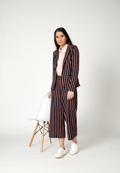 look con traje de rayas verticales