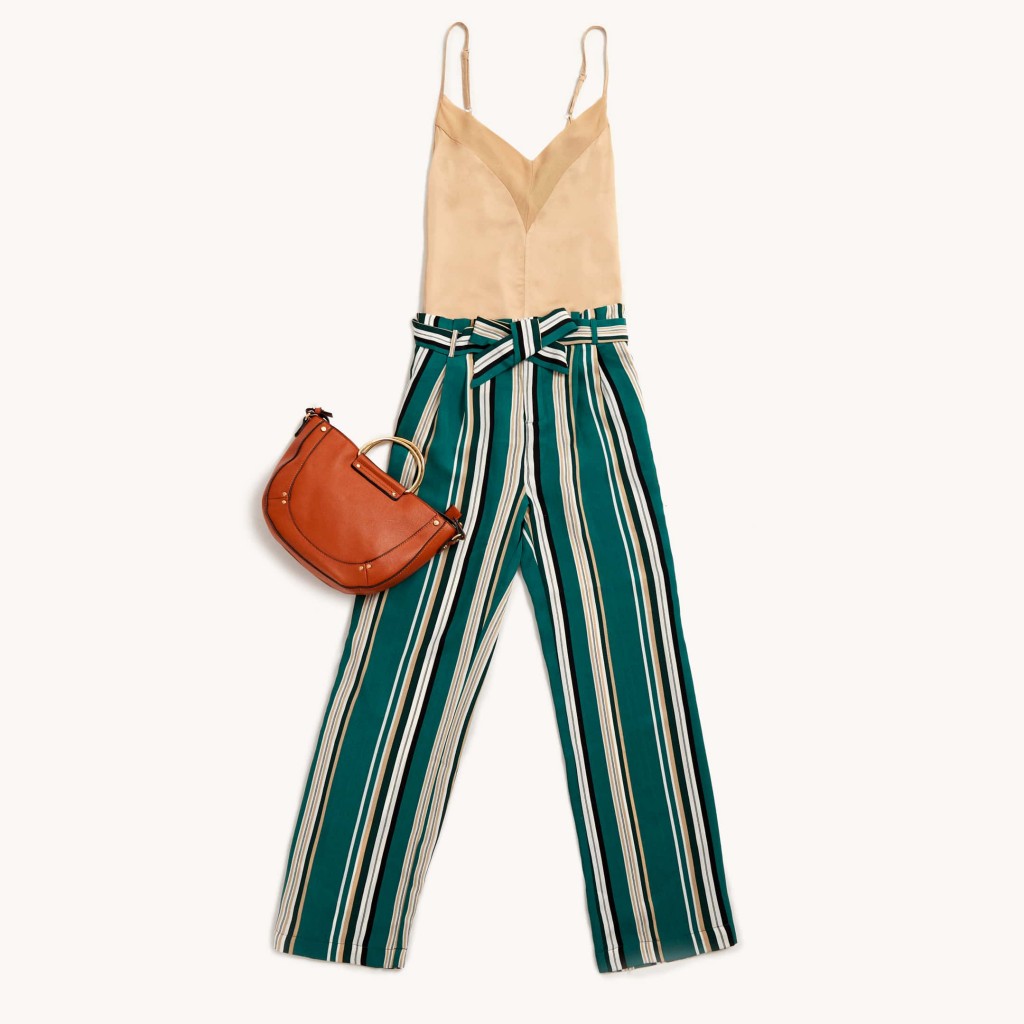 Ao top de lingerie branco, junta umas calças fluídas de riscas verticais