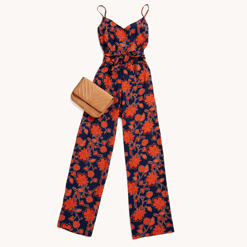  look total estampado com um macacão fluído.