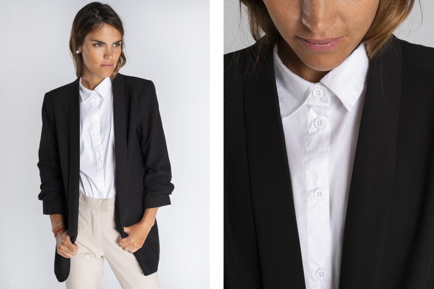 Look pantalón de vestir beige con camisa blanca y blazer negra