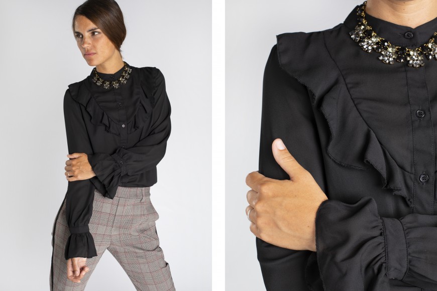 Look de camisa negra con volantes y pantalón de cuadros para entrevista