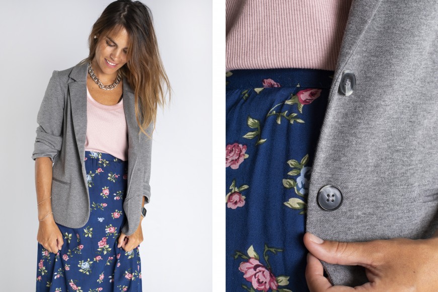 Look falda estampada de flores con blazer para entrevista